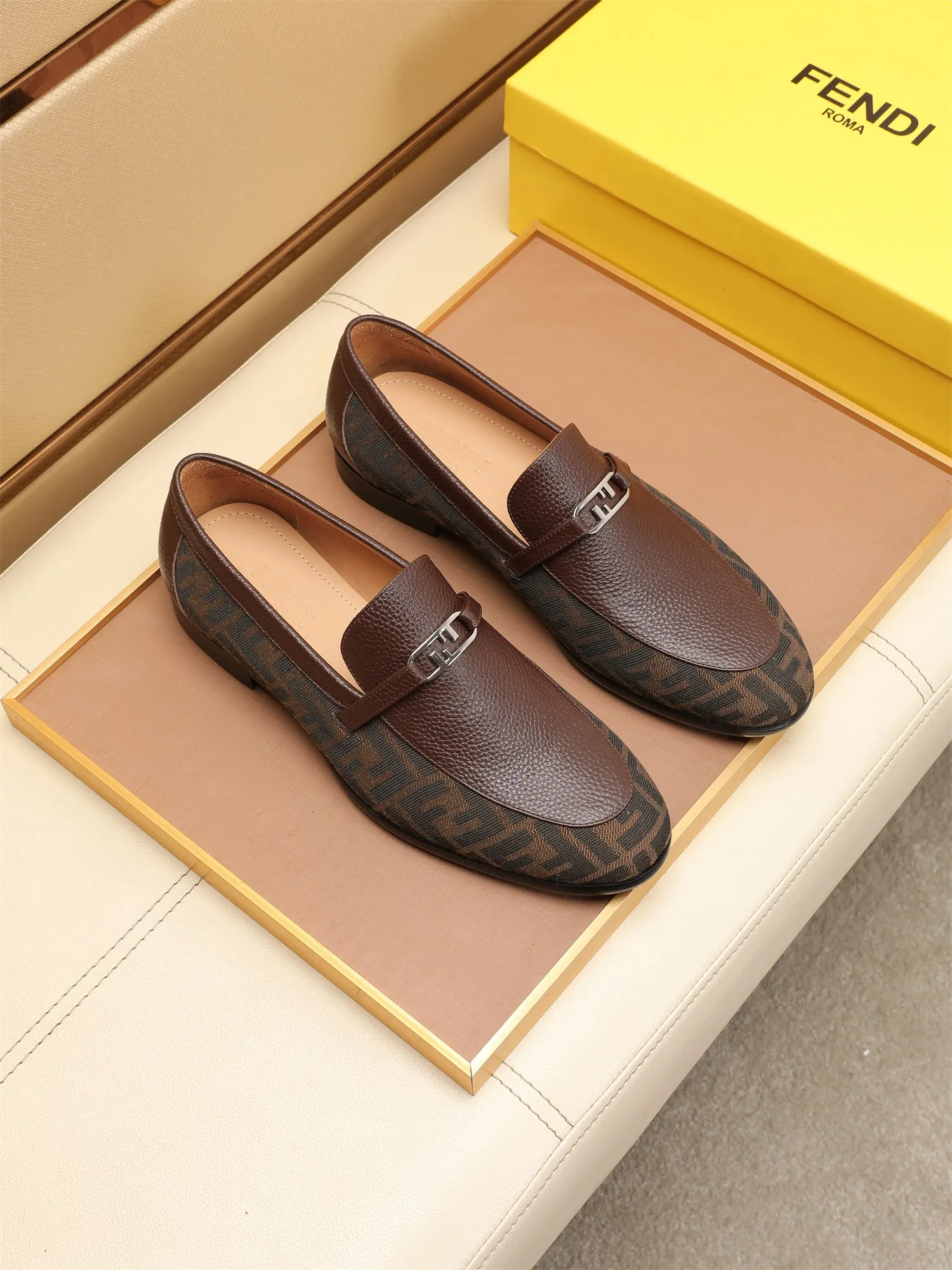 Men's shoes💰460 🕷🕷【FENDI】The latest men's formal leather shoes🇨🇳Classic series not to be missed💯The first layer is made of imported first-layer cowhide☘Original quality, the leather is smooth and delicate🎋Awesome version, perfect streamlined outline🍇Cowhide lining, size 38-44 (customized at 45.46)...